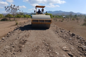 Jelang Penutupan TMMD, Alat Berat Dikerahkan Bantu Proses Pemadatan Badan Jalan