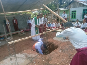 Babinsa Koramil 1612-07/Satar Mese, Sertu Kusumaningrat Turun Lapangan Pastikan Pembangunan Rumah Gendang Kole Lancar