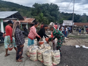 Babinsa Kodim 1602/Ende Jaga Keamanan dan Bantu Pengerjaan Rabat Jalan di Detukeli