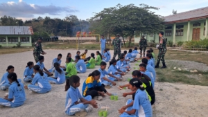 Satgas Pos Mahen Dukung Kegiatan Latihan Paskibraka Dengan Bagikan Bubur Kacang dan Susu di SMA Gabriel Manek