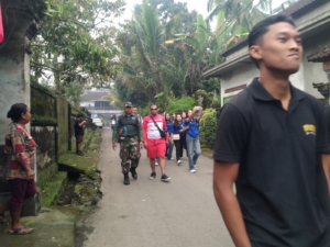 Babinsa Koramil 1623-06/Selat dukung kegiatan jalan santai serangkaian HUT kemerdekaan RI ke-80 tahun 2025.