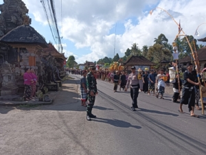 Sinergi TNI dengan Masyarakat, Babinsa Sidembunut Amankan Upacara Adat