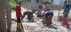 Babinsa Pantar Timur Terjun Langsung Bantu Pengecoran Jalan di Desa Batu