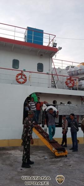 Wujudkan Kemanunggalan TNI-Rakyat, Babinsa Ende Hadir di Tengah Masyarakat Pelabuhan