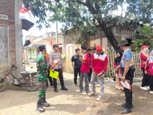 Babinsa Desa Risa Bantu Tingkatkan Kesadaran Kebersihan dan Nasionalisme Warga