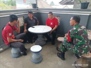 Babinsa Desa Pempatan melaksanakan pendampingan survei calon penerima sumbangan air bersih.