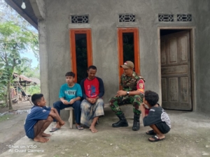 Babinsa Ondorea Awasi Keamanan Lingkungan dan Dengarkan Keluhan Warga