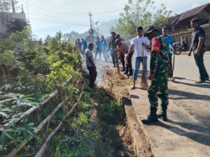 Tingkatkan Keamanan Wilayah, TNI dan Warga Welamosa Lakukan Kerja Bakti Bersama