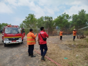 Babinsa 1623-08/Kubu bersama Damkar  Karangasem bahu membahu tangani kebakaran lahan.