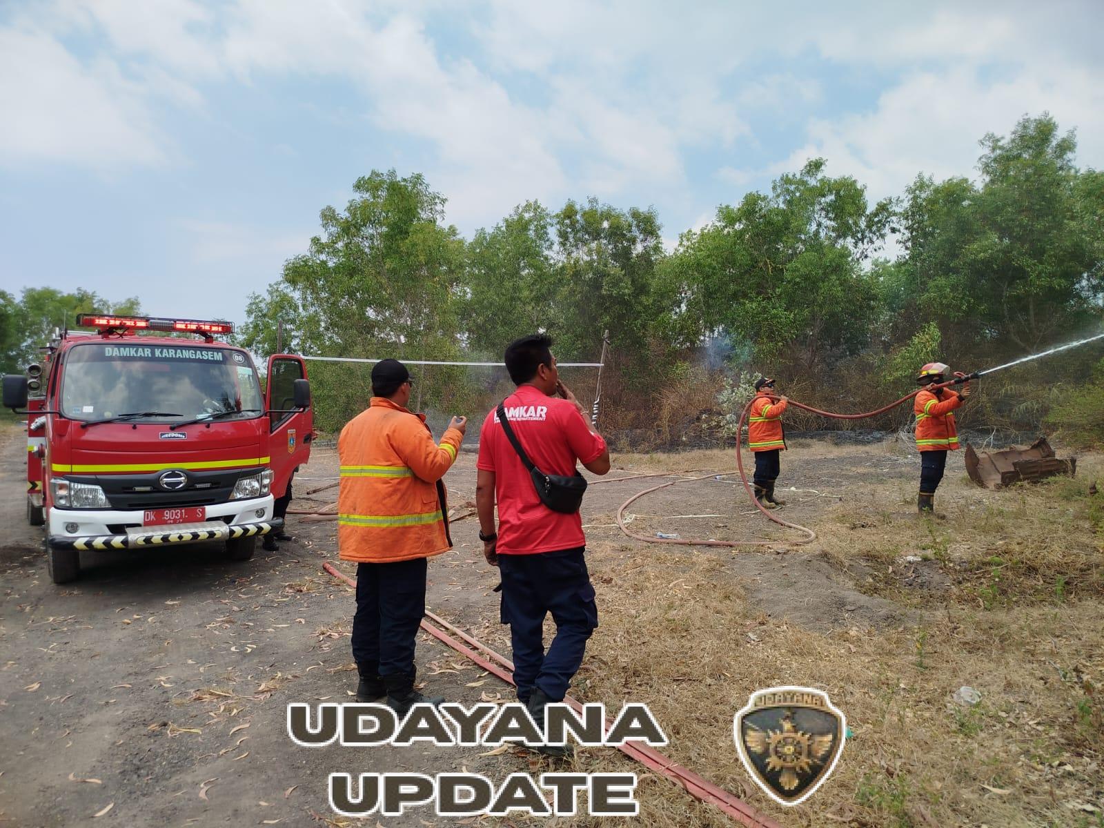 Babinsa 1623-08/Kubu bersama Damkar  Karangasem bahu membahu tangani kebakaran lahan.