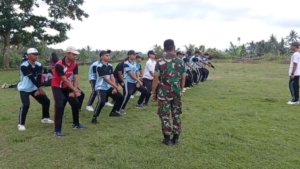 Dukung kelancaran lomba gerak jalan, Babinsa 1623-07/Bebandem latihkan PBB siswa-siswi  SMKN 1 Bebandem.