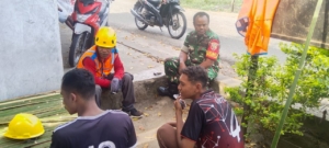 PLN dan Babinsa Tertibkan Pohon yang Mengganggu Kabel Listrik di Riaraja
