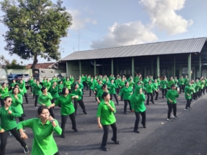 Ketua Persit KCK Kodim 1623/Karangasem berikan pengarahan kepada anggota.