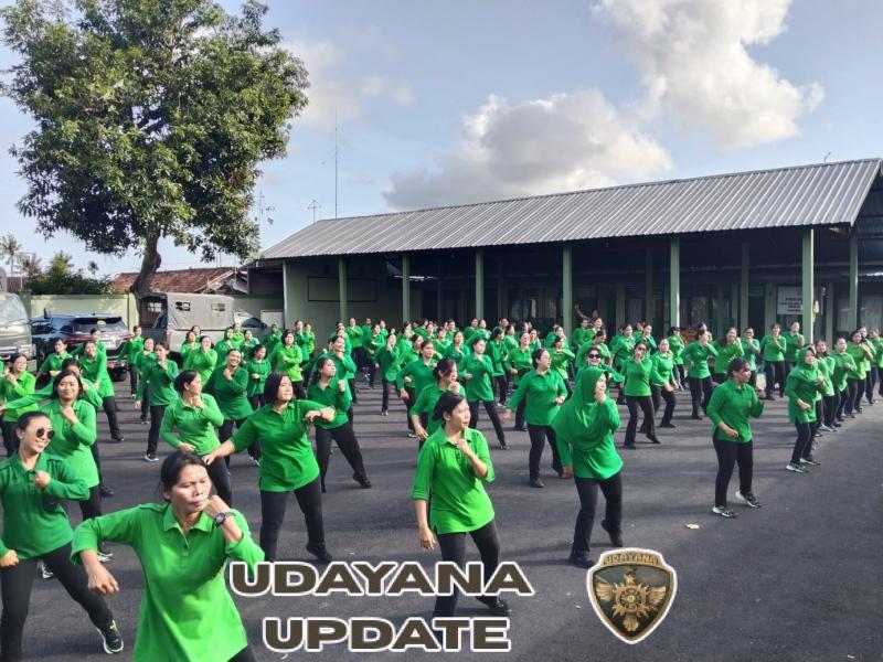 Ketua Persit KCK Kodim 1623/Karangasem berikan pengarahan kepada anggota.