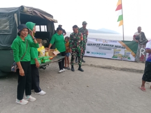 Beras Murah Berkeliling, Babinsa dan Persit Bantu Atasi Kemiskinan di Ende