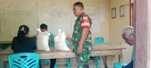 7.560 kg Beras Di Salurkan Di Desa Waibleler, Babinsa Pastikan Tepat Sasaran.