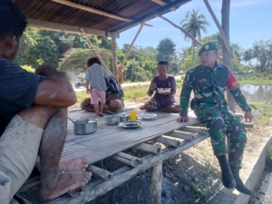 Sinergi TNI dan Masyarakat, Babinsa Maurole Aktif Pantau Situasi Desa Niranusa