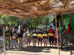 Kodim 1622/Alor Ringankan Beban Warga Lewat Bantuan Sembako TMMD ke-125