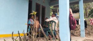 Dekatkan Diri dengan Masyarakat, Babinsa Gelar Komsos di Ndona Timur