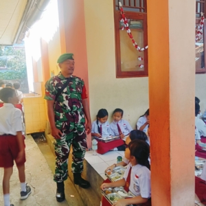 Babinsa Pastikan MBG Berjalan Lancar di Sekolah-Sekolah Kaliuntu