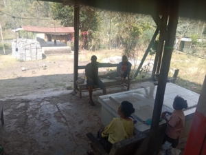 Babinsa Seru Clementino Ajak Warga Maurole Selatan Jaga Kebersihan dan Ketertiban Lingkungan