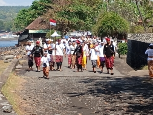 Dukung upacara keagamaan, Babinsa Desa Bebandem amankan upacara Melasti.