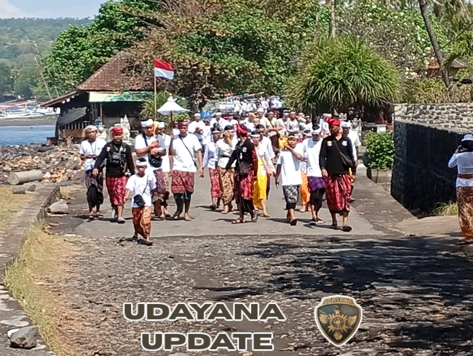 Dukung upacara keagamaan, Babinsa Desa Bebandem amankan upacara Melasti.