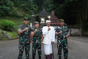 Mayjen TNI Piek Budyakto Pimpin Persembahyangan di Pura Lempuyang Luhur Karangasem