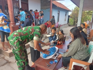 Babinsa Kodim 1621/TTS Dampingi Posyandu Balita (Pemberian Vitamin A & Obat Cacing)