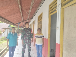 Babinsa Ende Jalin Komunikasi dengan Guru SDI Roworeke untuk Wujudkan Keamanan