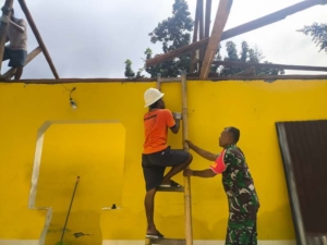 Satkowil TNI AD Bantu Perbaikan Rumah Warga Desa Tou Timur, Tingkatkan Keamanan Wilayah Binaan