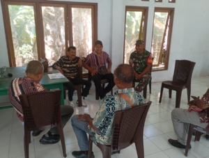 Wujud Kemanunggalan TNI-Rakyat, Babinsa Laksanakan Komsos dan Pamwil di Rukuramba