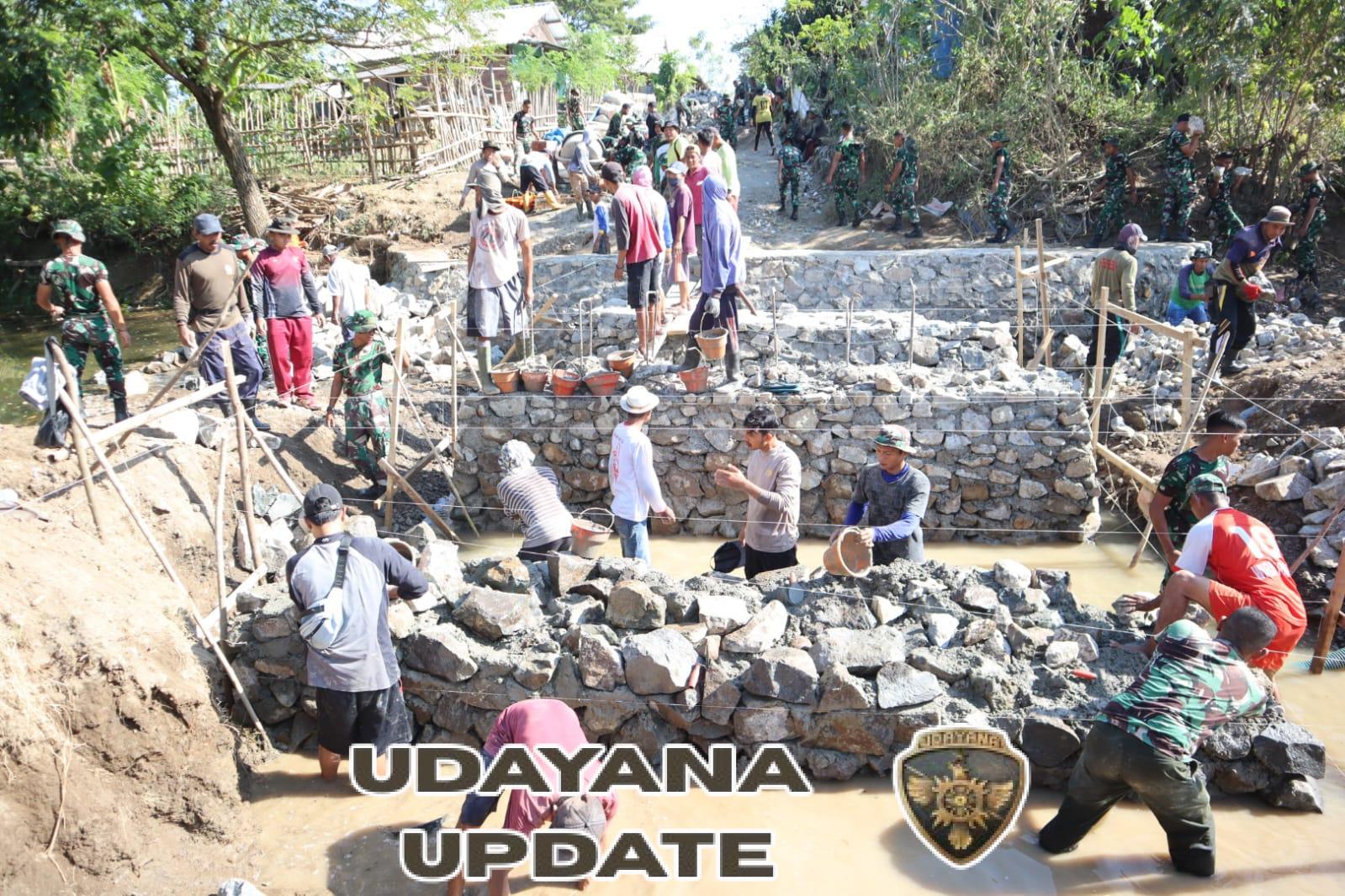 TNI dan Warga Bahu Membahu, Tiang Keempat Jembatan TMMD Jadi Prioritas Hari Ini