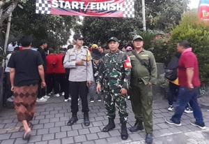 Babinsa Serka Budi Muhtar Atensi Jalan Sehat dalam Rangka HUT RI Ke-80