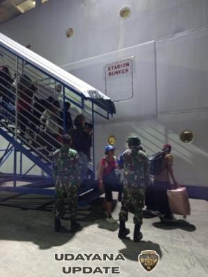Sinergi Aparat TNI-Polri Wujudkan Rasa Aman Bagi Penumpang Kapal di Larantuka