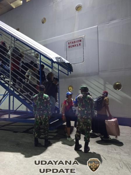 Sinergi Aparat TNI-Polri Wujudkan Rasa Aman Bagi Penumpang Kapal di Larantuka