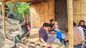 Babinsa 1602-04/Maurole Intensifkan Komsos dan Pengamanan di Wilayah Binaan