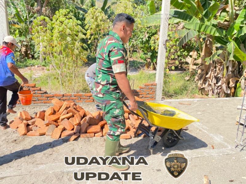 Babinsa Maurole Turun Tangan Bantu Warga Desa Pise Lewat Karya Bhakti dan Komsos