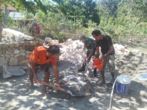 Babinsa Kodim 1613/Sumba Barat Wujudkan Kepedulian Lewat Aksi Nyata di Lapangan