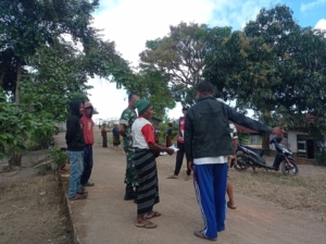 Masyarakat Antusias Sambut Kehadiran Babinsa dalam Kegiatan Pengamanan Wilayah di Ende