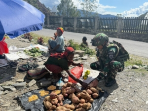 Satgas Yonif 743/PSY Bantu Ekonomi Warga Lewat Belanja Kasih