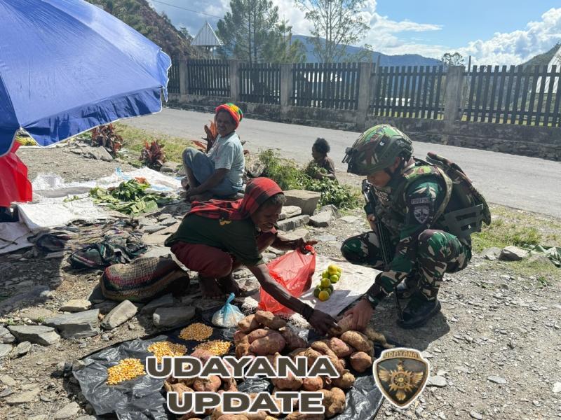 Satgas Yonif 743/PSY Bantu Ekonomi Warga Lewat Belanja Kasih