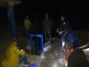 Musim Kemarau, Babinsa dan KUPT Pastikan Air Irigasi Lancar ke Persawahan