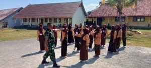 Sertu Abdullah Maulana Didik Siswa SMKN 1 Hu’u dengan Baris-Berbaris