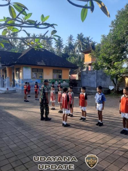 Babinsa Sulang Latih PBB Anak SD Untuk Persiapan Lomba