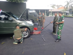 Kendaraan dinas Kodim 1623/Karangasem mendapat perawatan dari tim Harpal Denpal IX/3 Singaraja