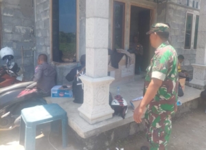 Babinsa dan Bhabinkamtibmas Sinergi Perkuat Komsos dan Pamwil di Desa Manulondo