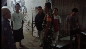 ‎Koptu Muh. Ziadi Himbau Remaja Hindari Judi Online dan Miras di Patroli Santai Desa Aikmel