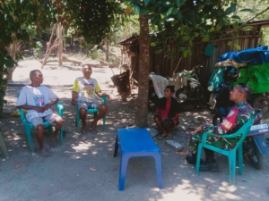 Babinsa dan Warga Duduk Bersama, Bangun Komunikasi Positif di Desa Maubesi