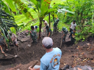 Saluran irigasi pertanian tertimbun longsor, Koramil 1623-05/Manggis turun tangan laksanakan penanganan.